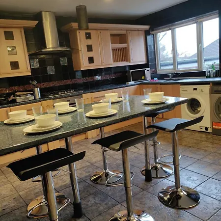 Super 7bed House - Hot Tub - Large Gathering Meets Holiday home *