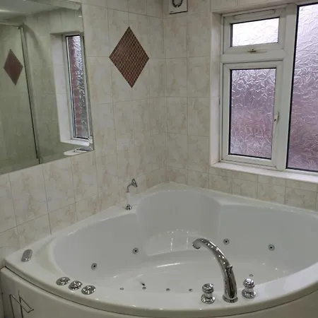 Semesterbostad Super 7bed House - Hot Tub - Large Gathering Meets *