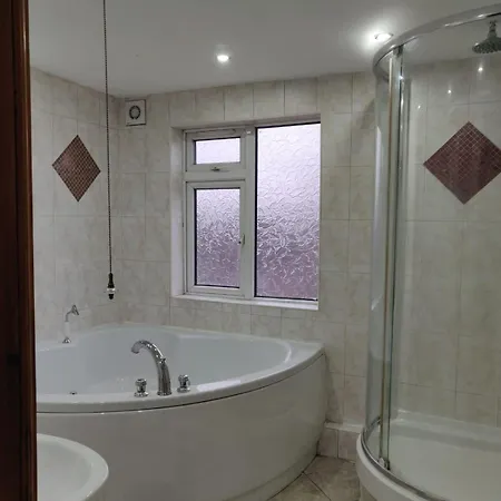 Super 7bed House - Hot Tub - Large Gathering Meets