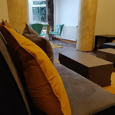 Super 7bed House - Hot Tub - Large Gathering Meets Semesterbostad Leeds (West Yorkshire)