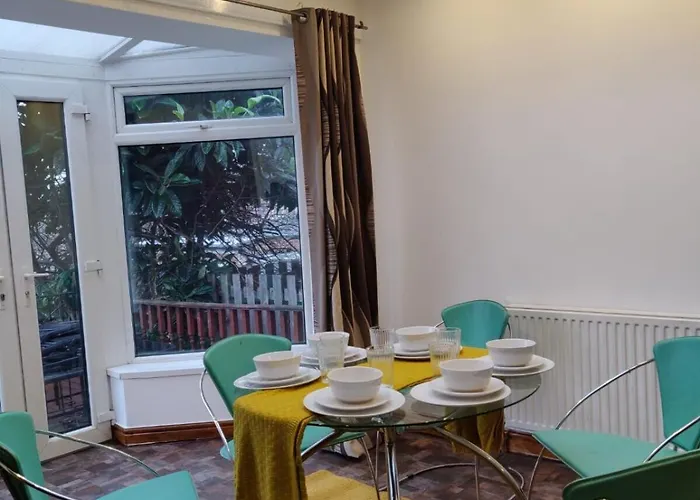 Super 7bed House - Hot Tub - Large Gathering Meets Leeds (West Yorkshire)