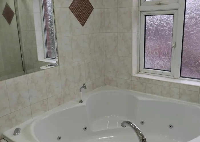 Semesterbostad Super 7bed House - Hot Tub - Large Gathering Meets *