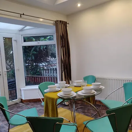 Super 7bed House - Hot Tub - Large Gathering Meets Leeds