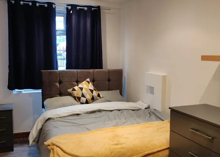 Super 7bed House - Hot Tub - Large Gathering Meets Holiday home Leeds (West Yorkshire)